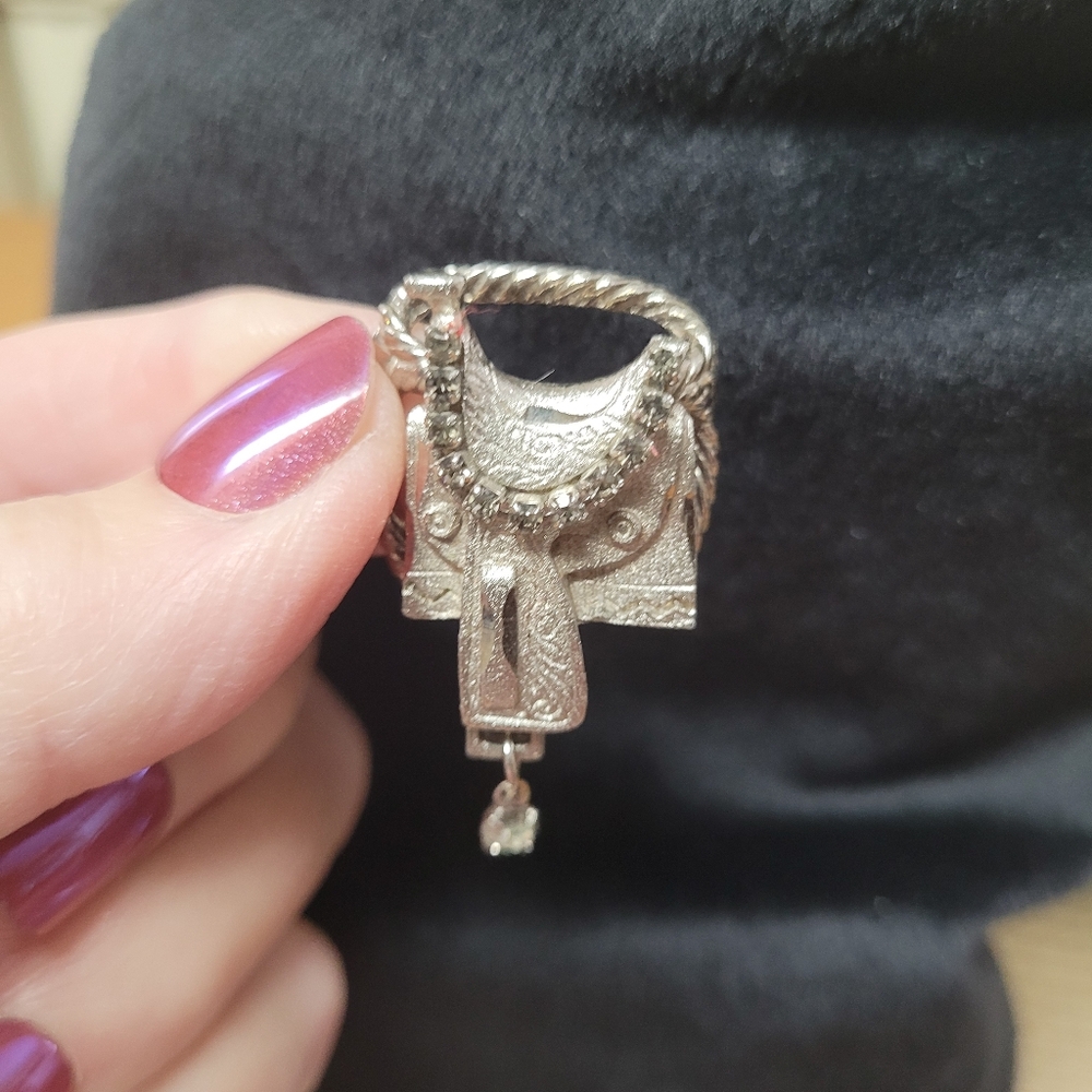 Saddle Scarf Holder Silvertone Engraved Detailed Bolo Tie Holder